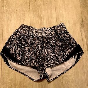 Lulu lemon size 4 black and white hotty hot shorts 2”